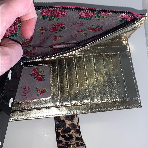 🔥FLASH SALE🔥Betsey Johnson Wallet in Leopard. - Picture 7 of 7